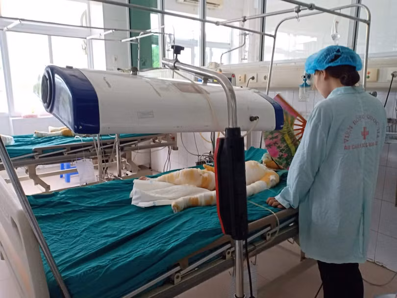 Người nhà bệnh nhi chăm sóc cho một trong 3 em bé ở Hà Nam bị bỏng.
