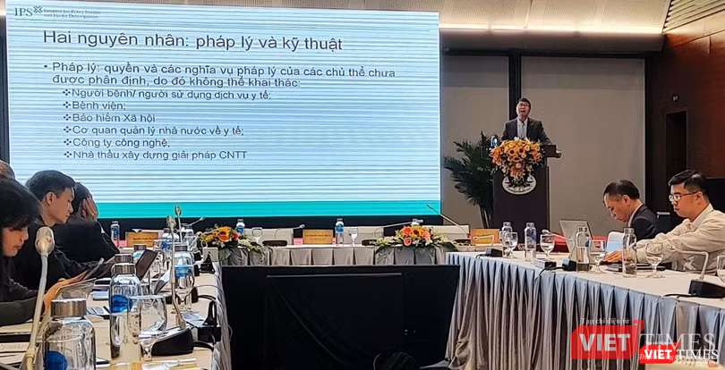 Ông Nguyễn Quang Đồng trình bày tại phiên chuyên đề về chuyển đổi số trong quản trị y tế, trong khuôn khổ hội nghị Chuyển đổi số y tế quốc gia.