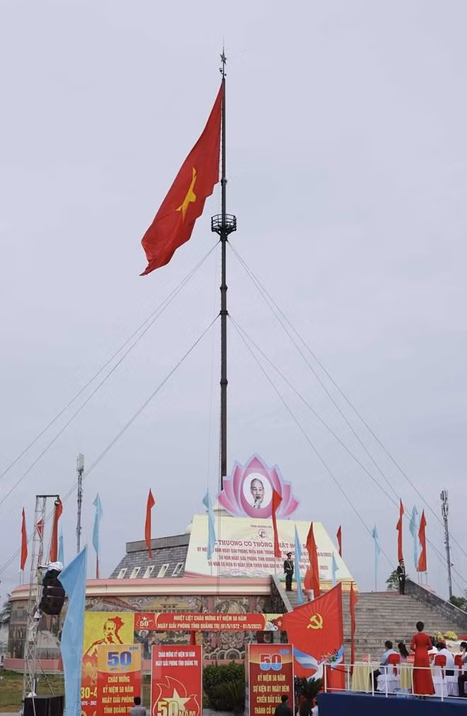 Trong không khí trang nghiêm, trên nền nhạc Quốc ca hào hùng khi lá cờ đỏ sao vàng được kéo dần lên trên kỳ đài Hiền Lương