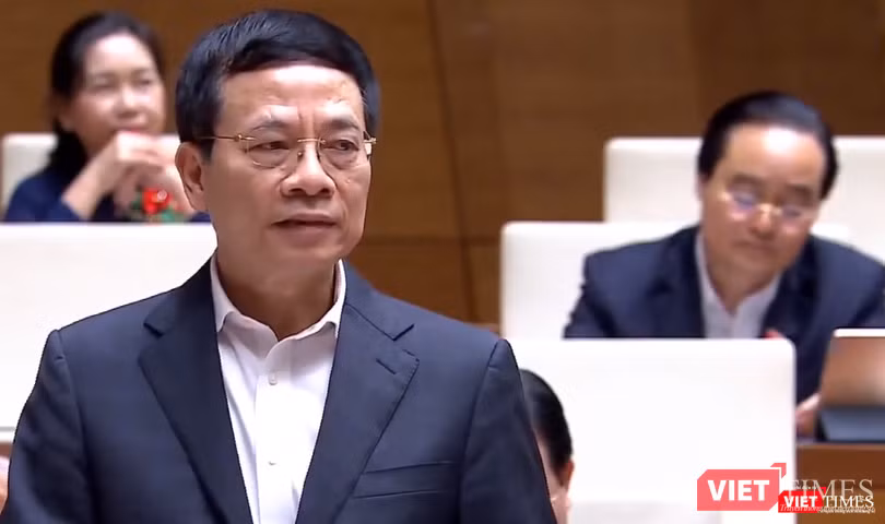 Bộ trưởng Nguyễn Mạnh Hùng trả lời chất vấn.