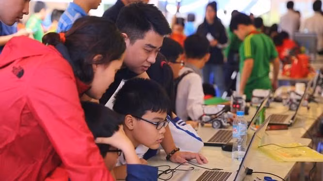 Một trong những cách làm giảm tác động tâm lý của công nghệ và Internet đến trẻ chính là thầy cô phải trở thành người bạn lớn của trẻ trong môi trường số.