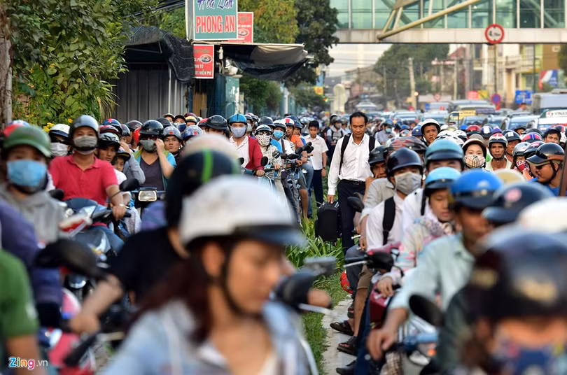 Tp.HCM: Nhiều người chạy bộ tới sân bay Tân Sơn Nhất ảnh 11