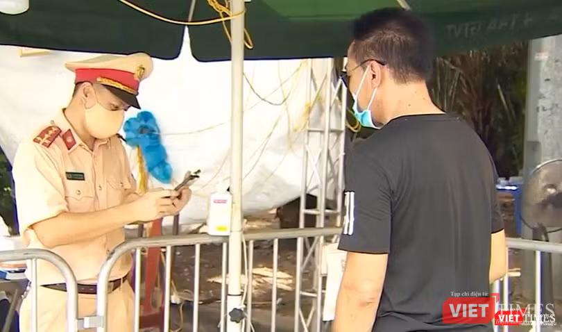 Người dân thực hiện khai báo y tế bằng mã QR tại các chốt kiểm soát dịch. Người dân thực hiện khai báo y tế bằng mã QR tại các chốt kiểm soát dịch.