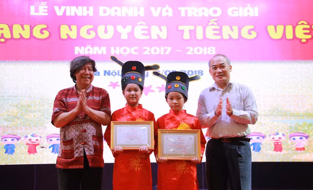 Nguyên Thứ trưởng Bộ GD&ĐT Nguyễn Vinh Hiển (ngoài cùng bên phải) và Giáo sư sử học Lê Văn Lan (ngoài cùng bên trái) trao giải cho hai "Trạng Nguyên" Nguyễn Hà Phương (thứ 2 từ trái sang) và Quách Minh Châu (thứ 3 từ trái sang).