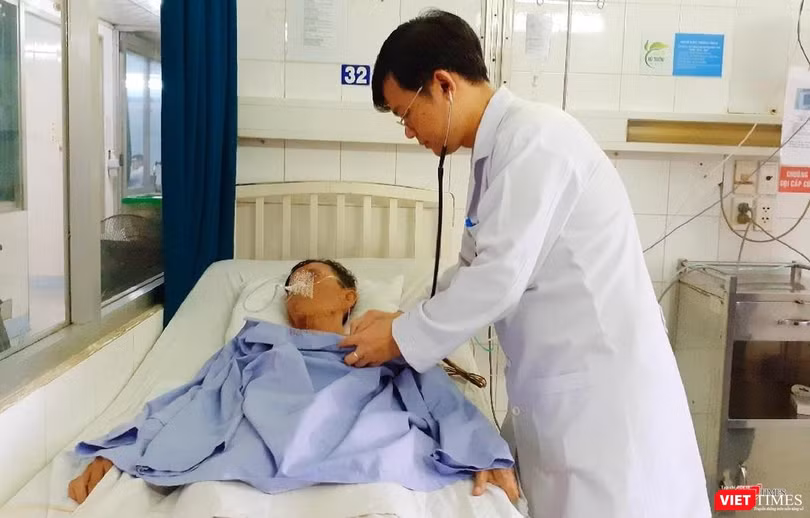 Người đàn ông 60 tuổi đang được bác sĩ điều trị