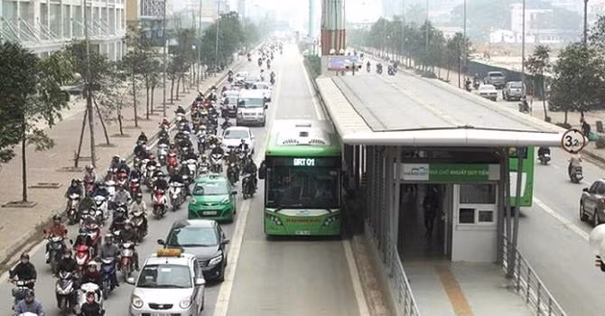 Lòng đường bị chia nhỏ để nhường phần khá lớn cho BRT lưu thông. Lòng đường bị chia nhỏ để nhường phần khá lớn cho BRT lưu thông.