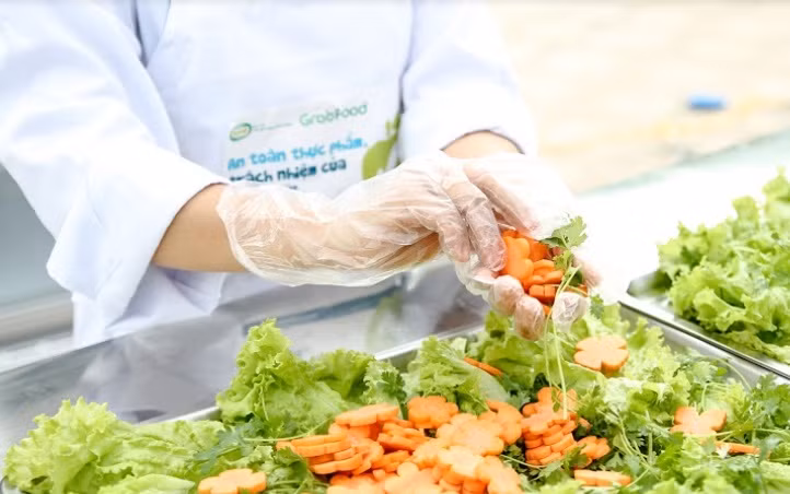 Hiện đang còn tồn tại nhiều khó khăn trong việc tuyên truyền, giáo dục về an toàn thực phẩm cho các hộ kinh doanh.