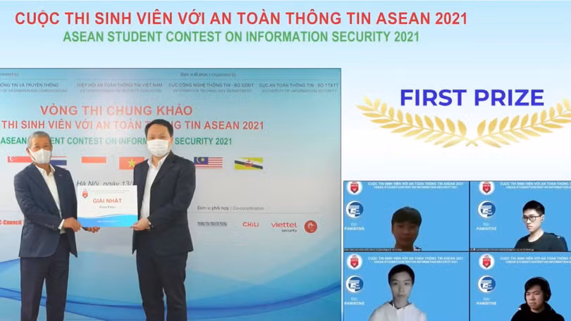 Thứ trưởng Bộ TT&TT Nguyễn Huy Dũng và Chủ tịch VNISA Nguyễn Thành Hưng trao giải Nhất cho đội Pawsitive - Đại học Công nghệ, Đại học Quốc gia Hà Nội.