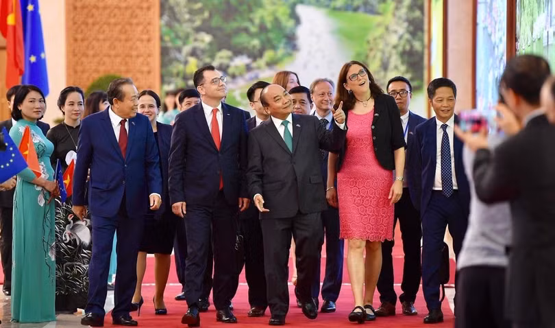 Thủ tướng Nguyễn Xuân Phúc, Phó Thủ tướng Trương Hòa Bình, Bộ trưởng Bộ Công Thương Trần Tuấn Anh, Cao ủy Liên minh châu Âu phụ trách thương mại Cecilia Malmstrom, Bộ trưởng Bộ Môi trường kinh doanh, Thương mại và doanh nghiệp Romania Stefan-Radu Oprea đế