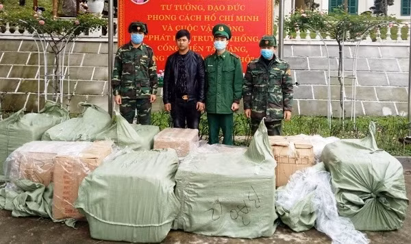 Đối tượng Tiến cùng tang vật bị lực lượng Bộ đội Biên phòng Quảng Ninh bắt giữ. Ảnh: CA tỉnh Quảng Ninh.