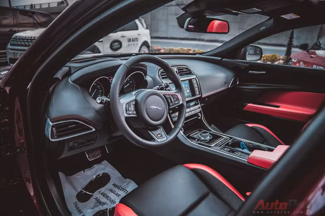 Cận cảnh "báo đỏ" Jaguar XE-S đầu tiên Việt Nam ảnh 8 Cận cảnh "báo đỏ" Jaguar XE-S đầu tiên Việt Nam ảnh 8