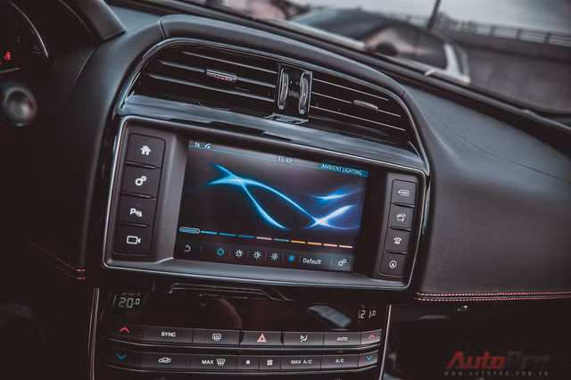 Cận cảnh "báo đỏ" Jaguar XE-S đầu tiên Việt Nam ảnh 10 Cận cảnh "báo đỏ" Jaguar XE-S đầu tiên Việt Nam ảnh 10