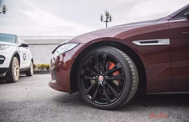Cận cảnh "báo đỏ" Jaguar XE-S đầu tiên Việt Nam ảnh 5 Cận cảnh "báo đỏ" Jaguar XE-S đầu tiên Việt Nam ảnh 5