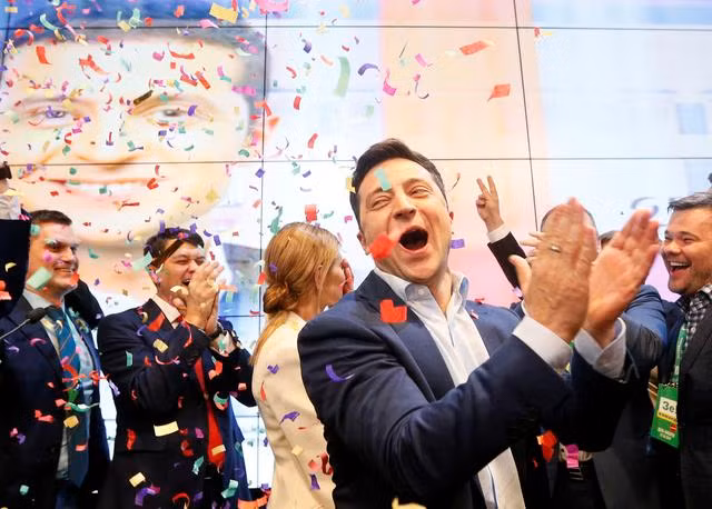 Diễn viên hài Volodymyr Zelensky tuyên bố chiến thắng trong cuộc bầu cử tổng thống ở Ukraina (Ảnh: Reuters).