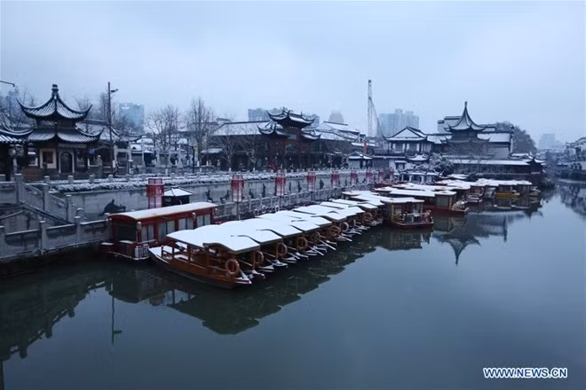 Nam Kinh cổ kính như trở nên tĩnh lặng, suy tư hơn dưới làn tuyết mỏng. Ảnh:Xinhua.