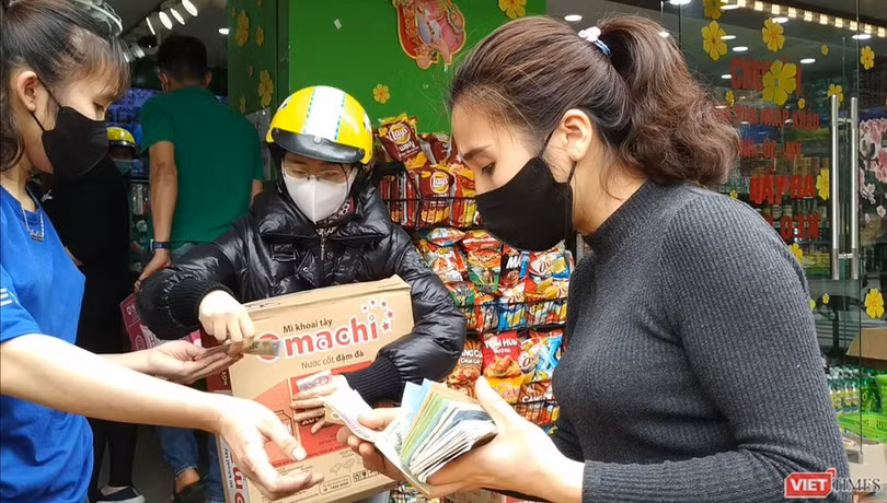 Tình trạng mua tích trữ thực phẩm đã từng xảy ra tại Hà Nội vào thời điểm phát hiện ca bệnh thứ 17 ở Trúc Bạch (Ba Đình, Hà Nội). Ảnh: Anh Lê.