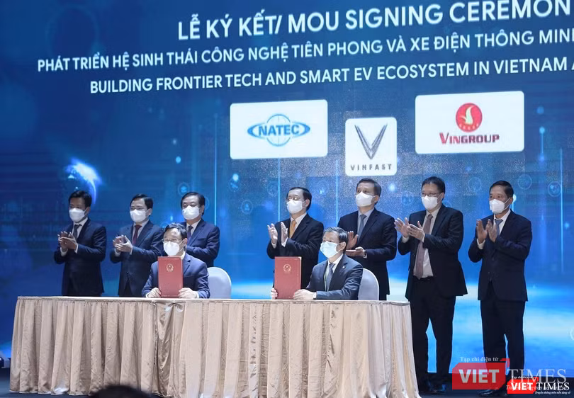 Bộ trưởng Huỳnh Thành Đạt chứng kiến lễ ký kết Phát triển hệ sinh thái công nghệ của VinGroup. Bộ trưởng Huỳnh Thành Đạt chứng kiến lễ ký kết Phát triển hệ sinh thái công nghệ của VinGroup.
