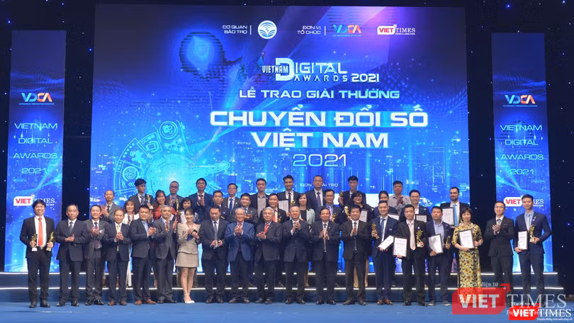 Giải thưởng Chuyển đổi số Việt Nam 2021 vinh danh 53 cơ quan nhà nước, đơn vị sự nghiệp, doanh nghiệp và cá nhân. Giải thưởng Chuyển đổi số Việt Nam 2021 vinh danh 53 cơ quan nhà nước, đơn vị sự nghiệp, doanh nghiệp và cá nhân.