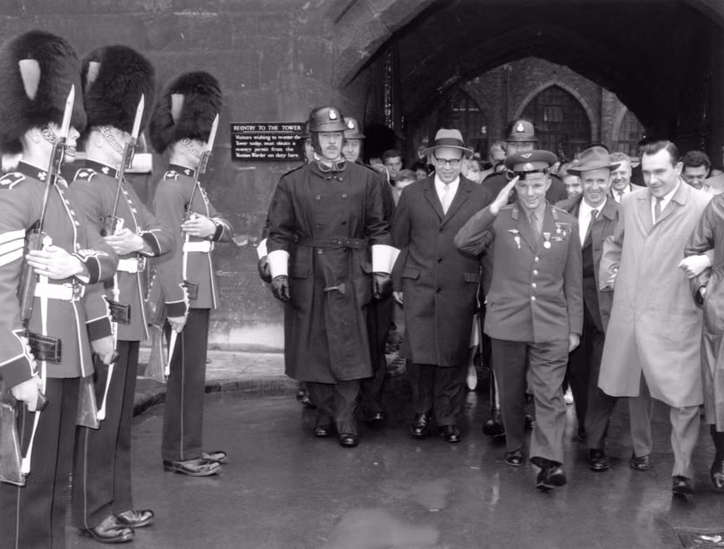 Nhà du hành vũ trụ Yuri Gagarin thăm Tháp Tower London