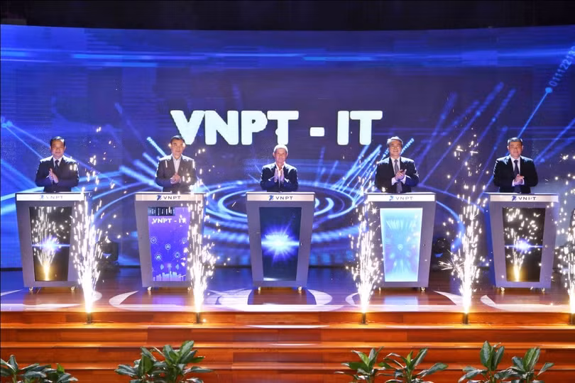 Lãnh đạo Văn phòng Chính phủ, Lãnh đạo Bộ TTTT và Lãnh đạo Tập đoàn VNPT, VNPT-IT cùng bấm nút ra mắt công ty VNPT-IT.