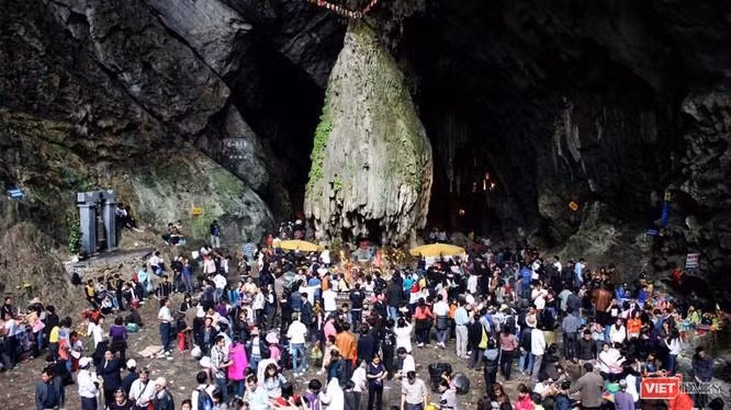 Hình ảnh du khách tại động Hương Tích - Ảnh chụp năm 2019.