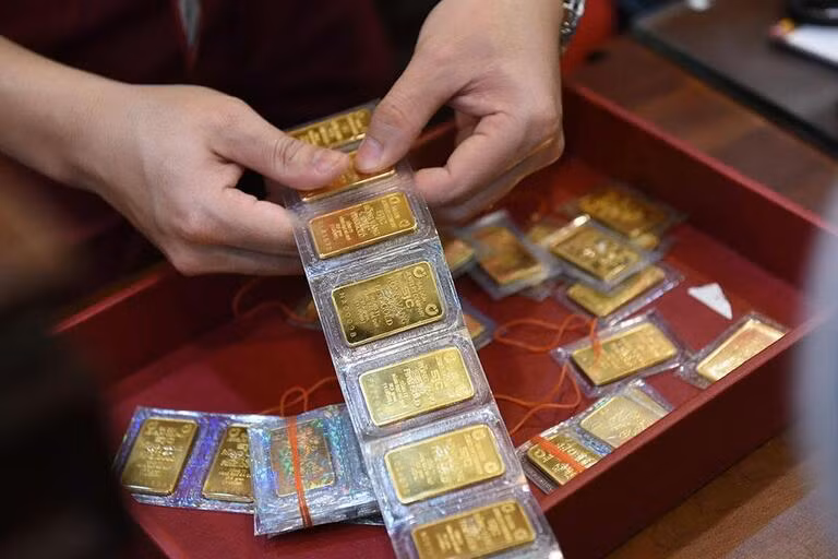 Vàng miếng SJC tăng 800.000 đồng/lượng ở chiều bán ra so với phiên sáng hôm qua. Ảnh minh hoạ.