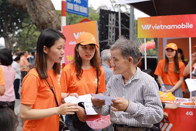 Vietnamobile đặt mục tiêu giúp người tiêu dùng tiếp cận cuộc sống số dễ dàng trên cả nền tảng bán hàng trực tiếp và bán hàng online. Vietnamobile đặt mục tiêu giúp người tiêu dùng tiếp cận cuộc sống số dễ dàng trên cả nền tảng bán hàng trực tiếp và bán hàng online.