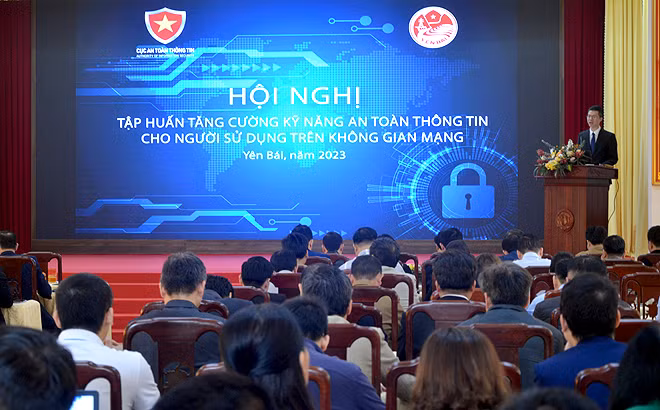 “Hội nghị tập huấn tăng cường kỹ năng an toàn thông tin cho người sử dụng trên không gian mạng” tại tỉnh Yên Bái dành riêng cho một số tỉnh trung du - miền núi. “Hội nghị tập huấn tăng cường kỹ năng an toàn thông tin cho người sử dụng trên không gian mạng” tại tỉnh Yên Bái dành riêng cho một số tỉnh trung du - miền núi.