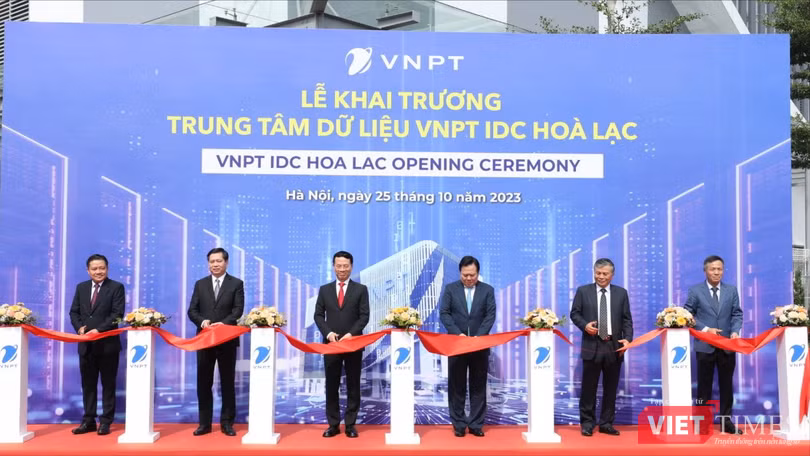 vt_Các đại biểu thực hiện nghi thức khai trương VNPT IDC Hòa Lạc.jpg