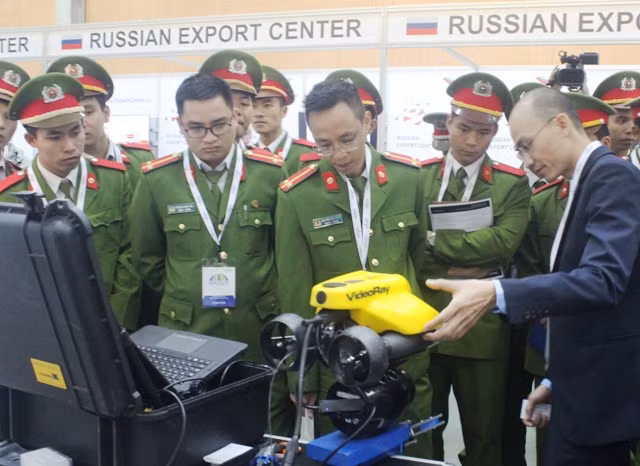 Các sỹ quan, chiến sĩ công an nhân dân nghe giới thiệu mô hình tìm kiếm, cứu nạn tự động tại Homeland Security Expo 2016. Ảnh: Báo điện tử Đảng Cộng sản Việt Nam.