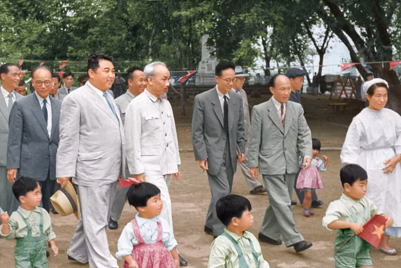 Chủ tịch Kim Nhật Thành và Chủ tịch Hồ Chí Minh tới thăm Nhà máy dệt Bình Nhưỡng 2.jpg