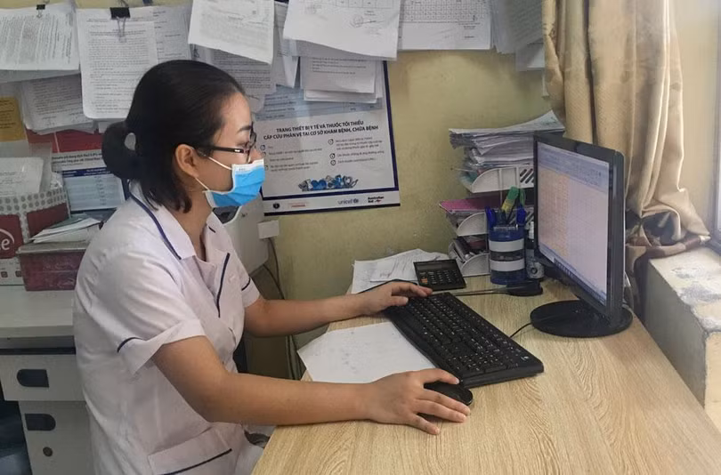 Cán bộ y tế xã Bản Ngoại (Đại Từ - Thái Nguyên) cập nhật thông tin tiêm phòng lên Cổng thông tin tiêm chủng COVID-19.