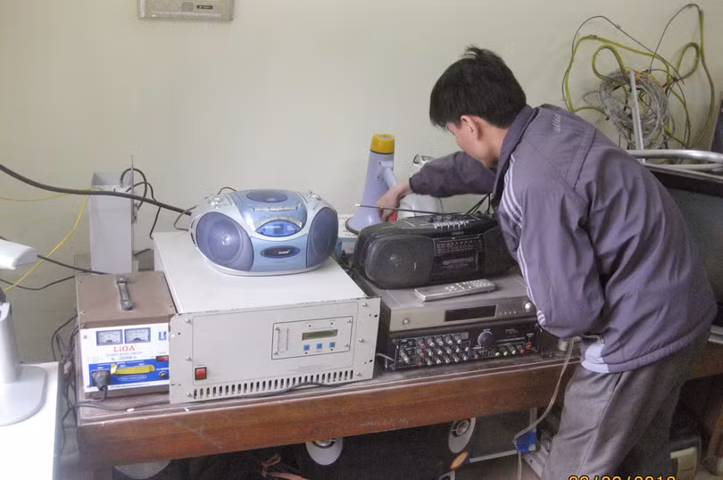Nhân viên kỹ thuật đang bảo trì hệ thống phát thanh. Ảnh: Sở TT&TT Lào Cai.