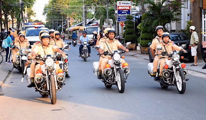 Trên các lĩnh vực giao thông đường bộ, đường sắt, đường thủy, CSGT tập trung lực lượng tuần tra kiểm soát, xử lý nghiêm các hành vi vi phạm trật tự an toàn giao thông.