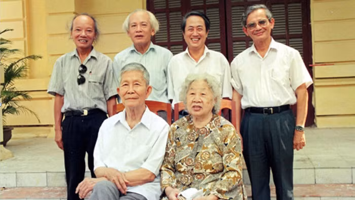 "Tứ trụ” sử học Việt Nam đương đại (từ trái qua) giáo sư Trần Quốc Vượng, giáo sư Đinh Xuân Lâm, giáo sư Hà Văn Tấn và GS Phan Huy Lê cùng ông bà giáo sư Trần Văn Giàu - Ảnh chụp năm 1996