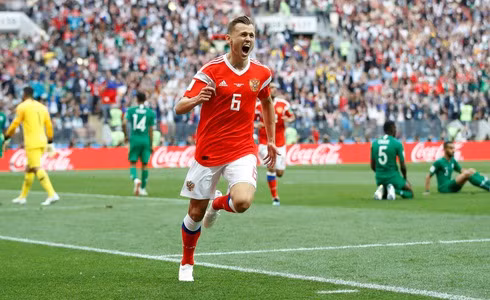 Cheryshev ăn mừng bàn thắng sau khi dứt điểm quyết đoán trong vòng cấm nâng tỷ số lên 2-0 cho Nga.
