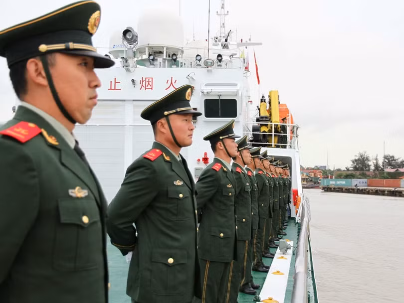 Lính hải cảnh Trung Quốc trên tàu