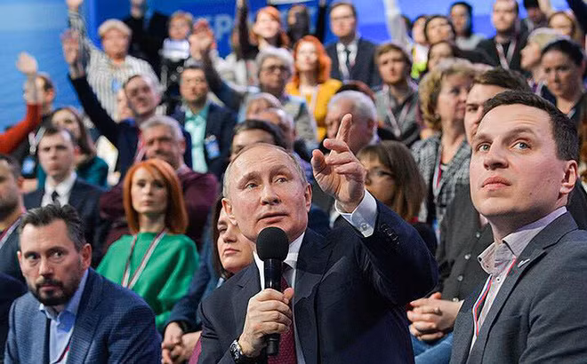 Tổng thống Putin trong một cuộc gặp gỡ với dân chúng Nga