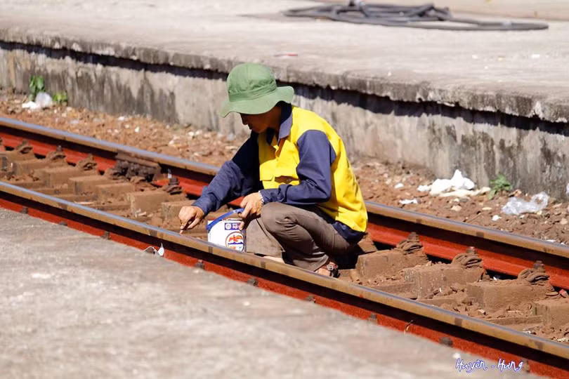 Để đảm bảo an toàn cho hành khách đi tàu, Người lao động đường sắt vẫn miệt mài dưới nắng nóng Để đảm bảo an toàn cho hành khách đi tàu, Người lao động đường sắt vẫn miệt mài dưới nắng nóng