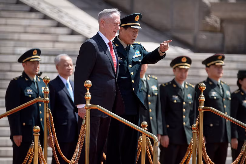 Bộ trưởng Quốc phòng Trung Quốc Ngụy Phượng Hòa đón ông James Mattis. Bộ trưởng Quốc phòng Trung Quốc Ngụy Phượng Hòa đón ông James Mattis.