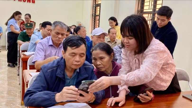 Người dân tham gia phong trào "Bình dân học vụ số" để nắm bắt và làm chủ công nghệ số, từ đó tham gia sâu hơn vào nền kinh tế số, xã hội số.