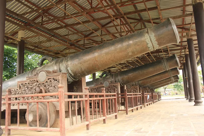 Cửu vị thần công (9 khẩu súng thần công, tên gọi lần lượt là: Xuân, Hạ, Thu, Đông, Kim, Mộc, Thủy, Hỏa, Thổ) đặt gần cửa Thể Nhơn và cửa Quảng Ðức, trong kinh thành Huế. Ảnh: Tổng cục Du lịch Cửu vị thần công (9 khẩu súng thần công, tên gọi lần lượt là: Xuân, Hạ, Thu, Đông, Kim, Mộc, Thủy, Hỏa, Thổ) đặt gần cửa Thể Nhơn và cửa Quảng Ðức, trong kinh thành Huế. Ảnh: Tổng cục Du lịch