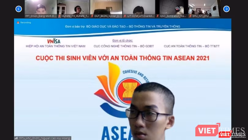 Các thí sinh dự thi trực tuyến tại vòng thi Sơ khảo năm nay . Các thí sinh dự thi trực tuyến tại vòng thi Sơ khảo năm nay .