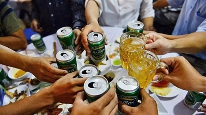 Luật nghiêm cấm điều khiển phương tiện giao thông mà trong máu hoặc hơi thở có nồng độ cồn.