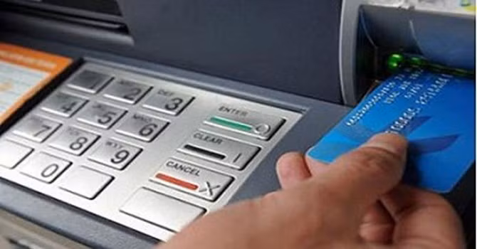người dân gặp không ít hiểm họa khó lường khi sử dụng máy ATM .