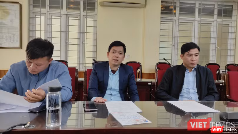 Ông Hứa Ngọc Minh - Chủ tịch UBND phường Mỹ Đình 2 (ngồi giữa), ông Vũ Văn Hưng - Phó Chủ tịch UBND phường (phải) và ông Phí Thành Phúc - Chuyên viên Đội QLTTXD tại buổi làm việc với phóng viên VietTimes.