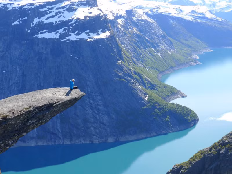1. Mỏm đá Trolltunga (Lưỡi quỷ Na Uy) – Na Uy.