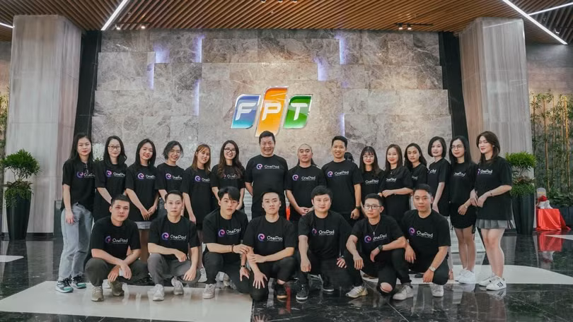 Ông Trương Gia Bình - Chủ tịch Tập đoàn FPT - và đội ngũ OnePad.