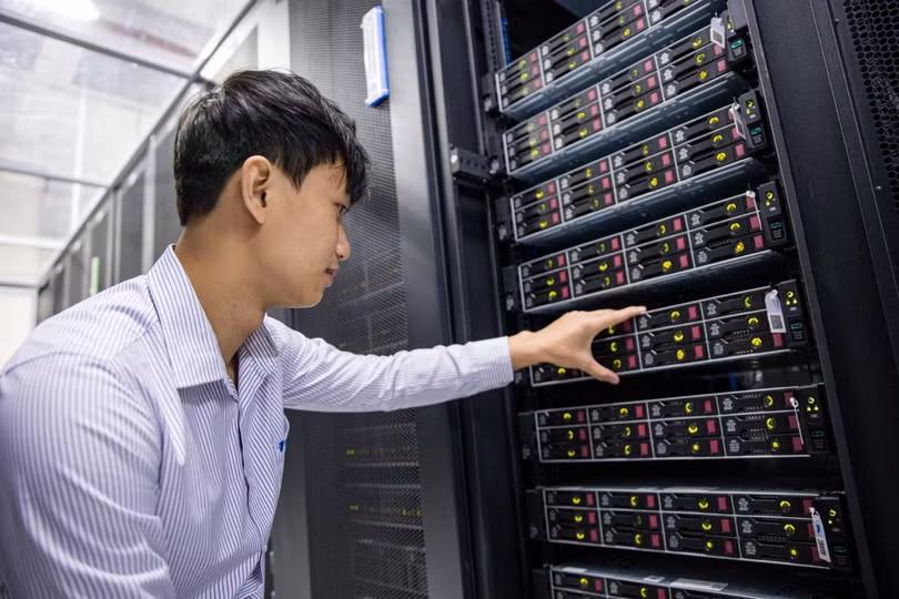 Kỹ sư vận hành hệ thống máy của của VNPT. Kỹ sư vận hành hệ thống máy của của VNPT.