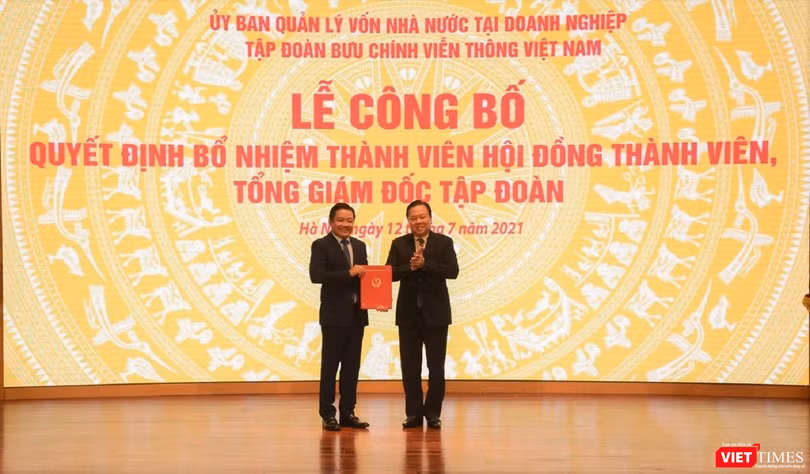 Chủ tịch Ủy ban QLVNN tại Doanh nghiệp Nguyễn Hoàng Anh trao quyết định bổ nhiệm ông Huỳnh Quang Liêm giữ chức vụ Thành viên HTĐV Tập đoàn VNPT. Chủ tịch Ủy ban QLVNN tại Doanh nghiệp Nguyễn Hoàng Anh trao quyết định bổ nhiệm ông Huỳnh Quang Liêm giữ chức vụ Thành viên HTĐV Tập đoàn VNPT.